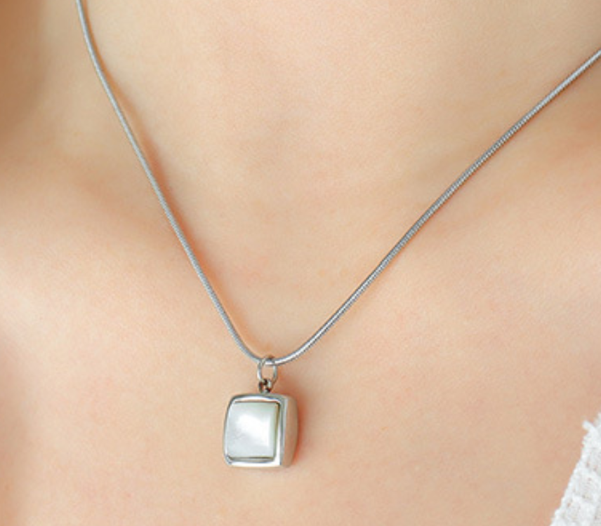 Collar con colgante cuadrado FP