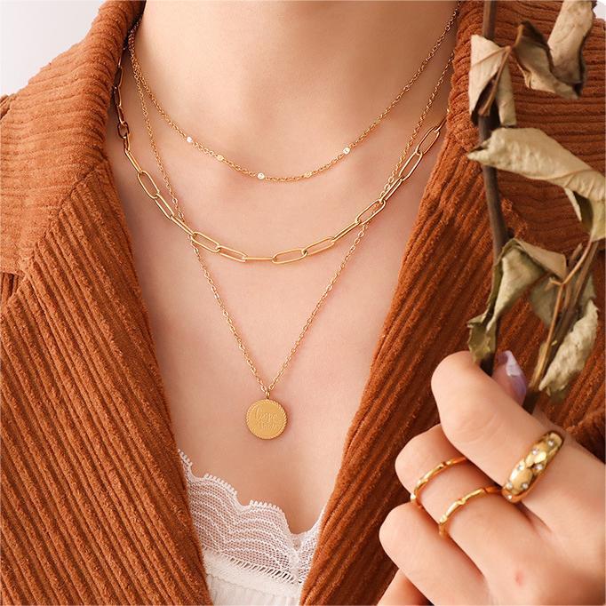 Collar multicapa con colgante redondo FP