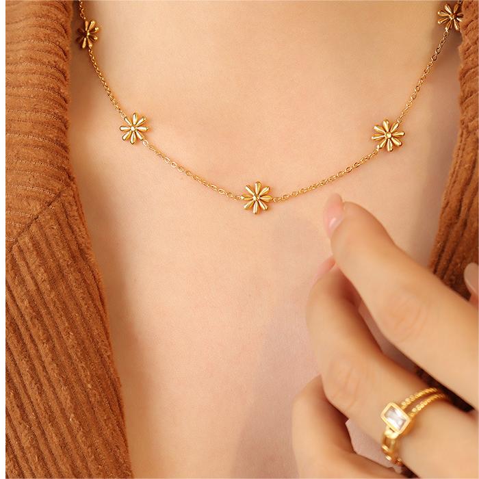 Collar con flores delicadas FP